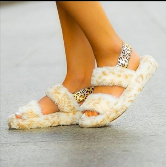 ‼️CLEARANCE PRICE FIRM‼️White Leopard Faux Fur Sandal💥 - Picture 4 of 7